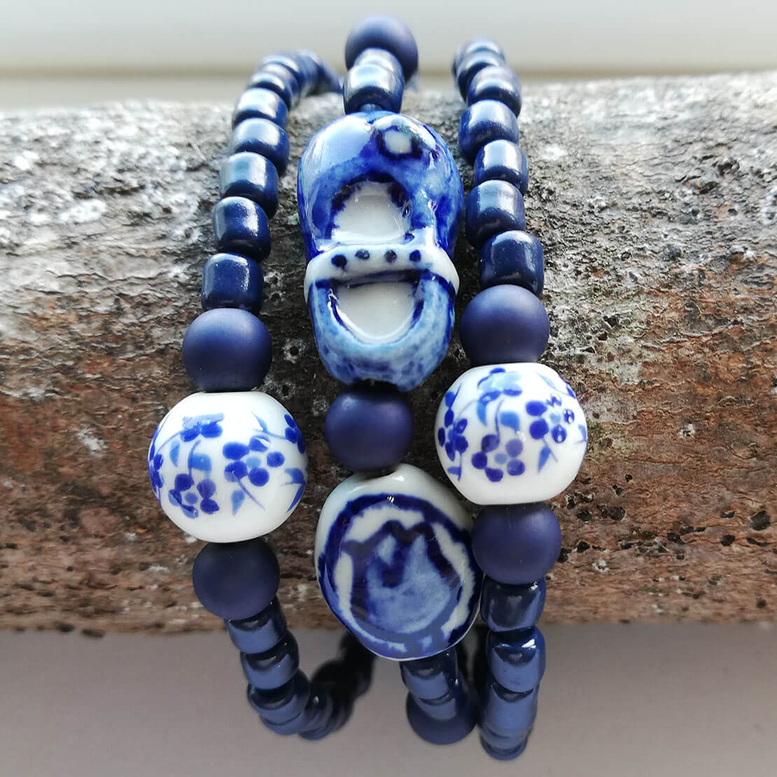 Delfts Blauw Armband 3 strengen met keramiek slofje en tulp, porselein in doosje - Tinkle Alarm